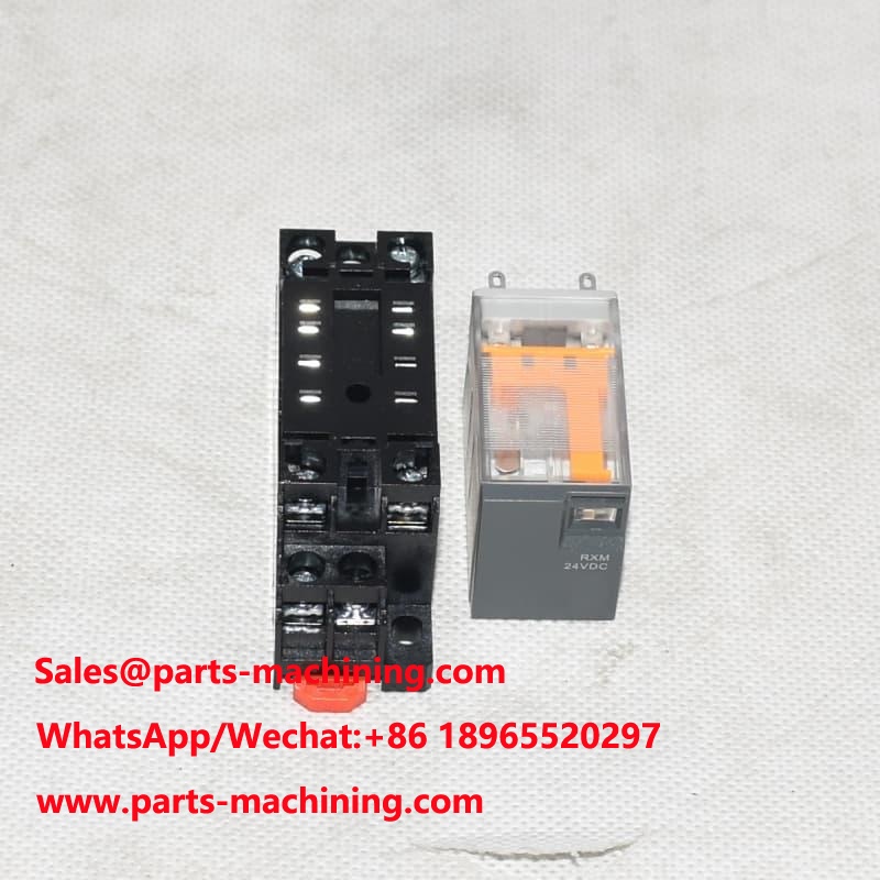 Relè miniaturizzato e zoccolo RXM2LB2BD RXZE1M2C